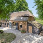 Monumentale woonboerderij uit 1881 met uitzicht op alpaca's