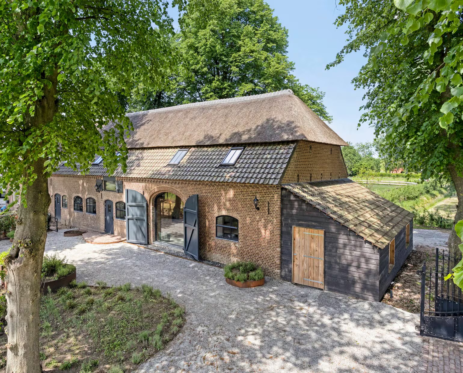 Monumentale woonboerderij uit 1881 met uitzicht op alpaca's